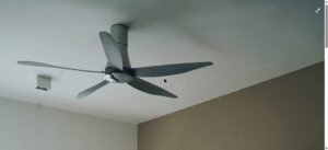 Ventilador de techo moderno de diseño minimalista en un salón